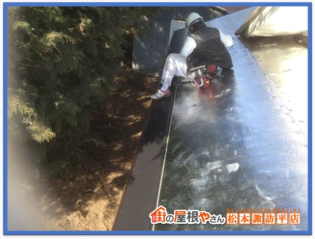 松本市屋根葺き替え　屋根材取り付け